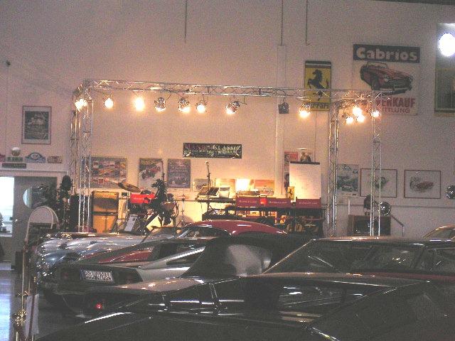 Showbühne mit Autos